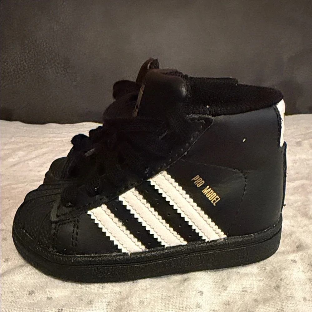 Adidas Kids Black Sneakers with Gold Details toddler size 4K